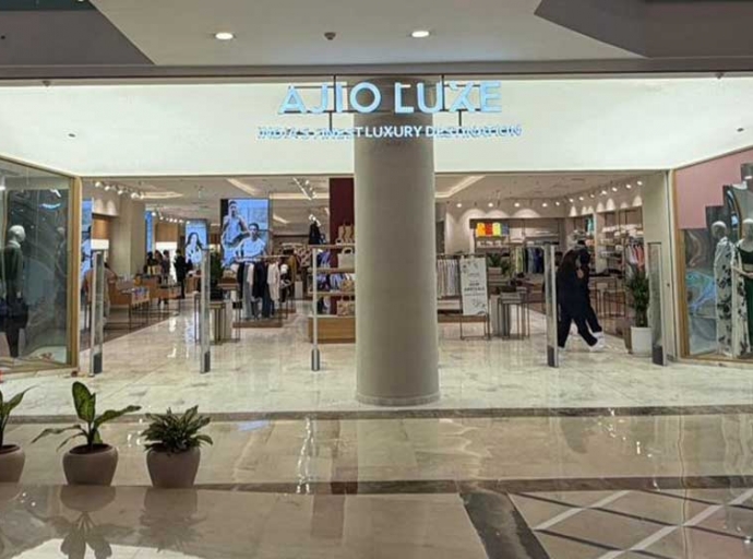 Digital marketplaces reverse sourcing models via strategic brick-and-mortar deployment